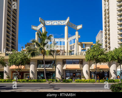 Points de vente au détail sur l'Avenue Kalakaua le 5 août 2016 à Waikiki, Hawaii. L'Avenue Kalakaua est la rue commerçante de luxe préférés aux touristes se rendant sur Ha Banque D'Images