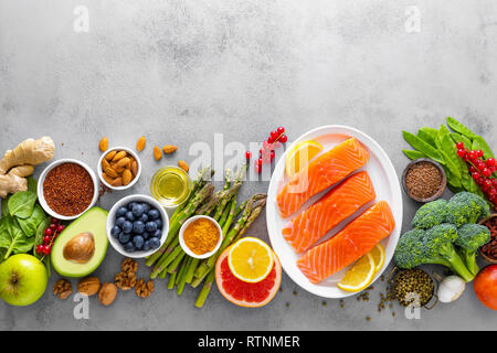 L'alimentation saine, de fond de poisson Saumon, épinards, quinoa, pomme, myrtille, asperges, curcuma, de groseille rouge, brocoli, haricots mungo, noix, pamplemousse, g Banque D'Images