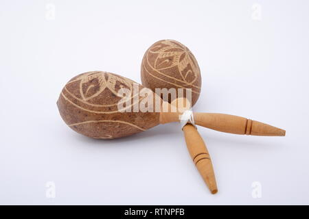 Instruments de musique folklorique. Une vue sur le rythme latin instruments utilisés dans la musique cubaine, sur fond blanc. Banque D'Images