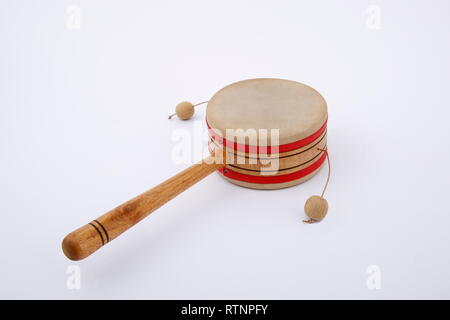 Instruments de musique folklorique. Une vue sur le rythme latin instruments utilisés dans la musique cubaine, sur fond blanc. Banque D'Images