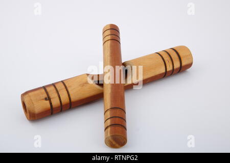 Instruments de musique folklorique. Une vue sur le rythme latin instruments utilisés dans la musique cubaine, sur fond blanc. Banque D'Images