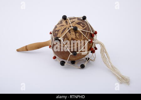 Instruments de musique folklorique. Une vue sur le rythme latin instruments utilisés dans la musique cubaine, sur fond blanc. Banque D'Images