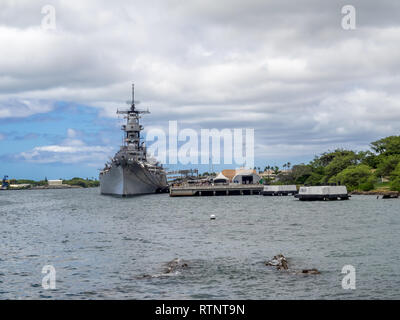 Le cuirassé USS Missouri museum et USS Arizona Memorial le 5 août 2016 à Pearl Harbor, États-Unis. Site de la signature du traité se terminant LA DEUXIÈME GUERRE MONDIALE entre les États-Unis Banque D'Images