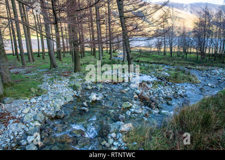 Rivière qui coule dans le lac Buttermere, parc national de Lake District, Cumbria, England, UK Banque D'Images