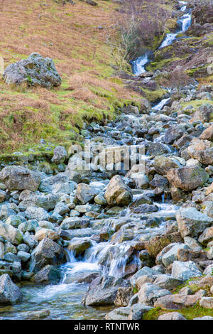 Rivière qui coule dans le lac Buttermere, parc national de Lake District, Cumbria, England, UK Banque D'Images