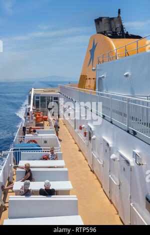 Paros, Grèce - 5 juin 2018 : les touristes voyageant sur un ferry grec à travers les Cyclades de la Grèce Banque D'Images