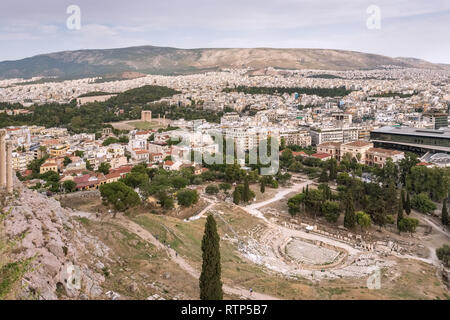 La reconstruction de ruines antiques de Parthénon et Erechtheion à l'Acropole à Athènes, la capitale grecque. La ville d'Athènes vue d'en haut. Banque D'Images
