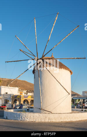 Paros, Grèce - 1 juin 2018 : moulin à vent traditionnel des Cyclades de jour sur l'île de Paros, Cyclades, Grèce Banque D'Images