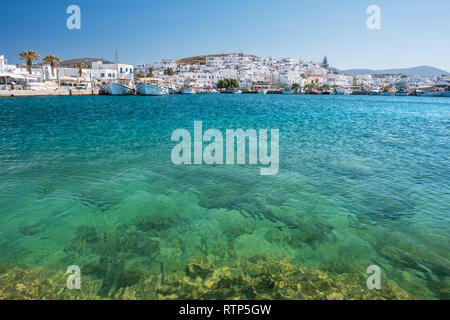 Village de pêcheurs grecs Naoussa sur l'île de Paros, Cyclades, en Grèce. Banque D'Images