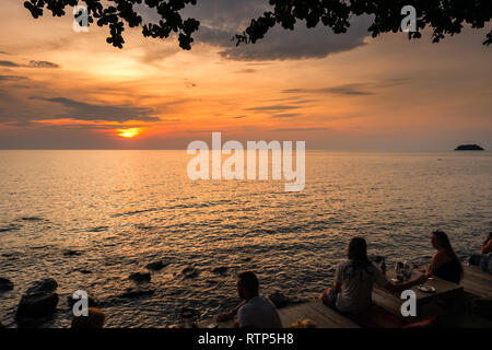 Koh Chang, Thaïlande - 11 décembre 2018 : les touristes boire des cocktails au bar avec vue sur le coucher du soleil sur l'île de Koh Chang. Banque D'Images