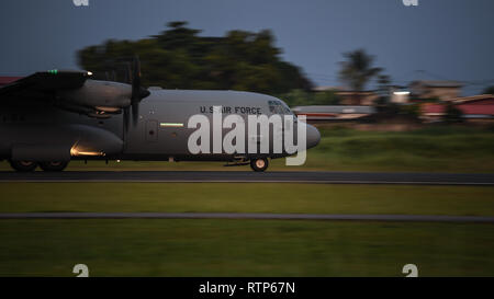 Un U.S. Air Force C-130J Hercules affecté à la 75e Escadron de transport aérien expéditionnaire, déployées à l'appui de l'intervention conjointe combinée Force-Horn de l'Afrique, quitte Libreville, Gabon, après une mission de ravitaillement à un emplacement de sécurité coopérative, le 22 janvier 2019. Le 75e prend en charge EAS Combined Joint Task Force - Corne de l'Afrique (CJTF-HOA) avec les évacuations sanitaires, les secours en cas de catastrophe humanitaire, et les opérations de largage. (U.S. Photo de l'Armée de l'air par le sergent. Les enfers Lundborg) Banque D'Images