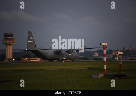 Un U.S. Air Force C-130J Hercules affecté à la 75e Escadron de transport aérien expéditionnaire, déployées à l'appui de l'intervention conjointe combinée Force-Horn de l'Afrique, quitte Libreville, Gabon, après une mission de ravitaillement à un emplacement de sécurité coopérative, le 22 janvier 2019. Le 75e prend en charge EAS Combined Joint Task Force - Corne de l'Afrique (CJTF-HOA) avec les évacuations sanitaires, les secours en cas de catastrophe humanitaire, et les opérations de largage. (U.S. Photo de l'Armée de l'air par le sergent. Les enfers Lundborg) Banque D'Images