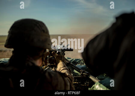 Une société avec des armes des Marines des États-Unis, 3e Bataillon, 4e Marines, attaché à but spécial air-sol marin crise Response-Central Task Force, commande un feu M2 Browning .50 Cal. machine gun au cours de l'entraînement au tir réel en Asie du Sud-Ouest, le 5 février, 2019. SPMAGTF-CR-CC est une force de réaction rapide, travaillant par, avec et par les forces des partenaires pour vaincre ISIS. (U.S. Marine Corps photo par le Sgt. Justin Huffty) Banque D'Images