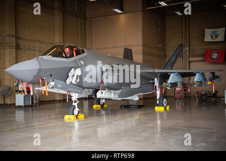 Le F-35A Lightning II se trouve dans un hangar chargé avec des munitions externe factice, le 13 février 2019 à la base aérienne de Luke (Arizona) Après avoir terminé l'installation des pylônes externes de la formation, la normalisation, l'équipe de chargement d'armes une équipe de trois aviateurs, est devenue la première équipe à Luke d'être certifiées des GBU-12 bombe et missile AIM-9 chargement. (U.S. Air Force photo par un membre de la 1re classe tremble Reid) Banque D'Images