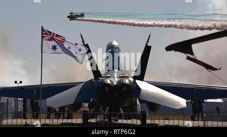 La performance de l'antenne avec ses Skycats Grumman G-164A Ag-Cat 'Catwalk' SE-KXR maquette d'acrobaties aériennes aérienne sur l'aéroport international Avalon à Geelong, Victoria, Australie, le 27 février, 2019. Deux marcheurs posent et monter l'avion pendant qu'il effectue des manoeuvres acrobatiques comme les boucles et les rouleaux. (U.S. Photo de l'Armée de l'air par le sergent. Sergio A. Gamboa) Banque D'Images