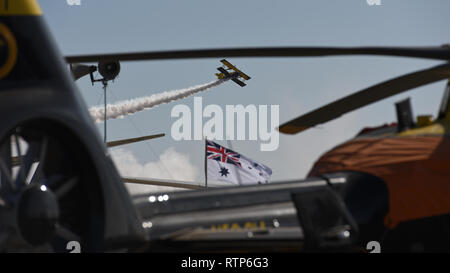 La performance de l'antenne avec ses Skycats Grumman G-164A Ag-Cat 'Catwalk' SE-KXR maquette d'acrobaties aériennes aérienne sur l'aéroport international Avalon à Geelong, Victoria, Australie, le 27 février, 2019. Les Skycats faisaient partie de l'Australian International 2019 Exposition de l'aéronautique et de la défense et de l'aéronautique (19) AVALON qui présentait de multiples manifestations et expositions statiques. (U.S. Photo de l'Armée de l'air par le sergent. Sergio A. Gamboa) Banque D'Images