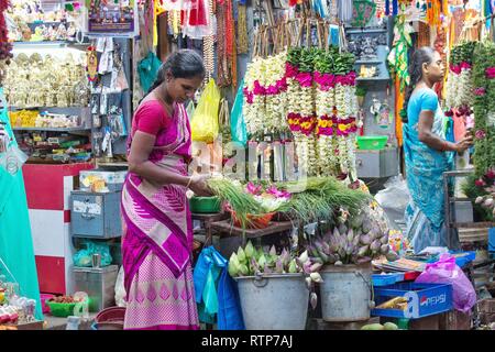 Dame vente de fleurs dans un magasin de fleur près de Temple Manakula Vinayagar temple,auvergne,Inde du sud,voyage,pondichéry pondy,pradeep subramanian Banque D'Images