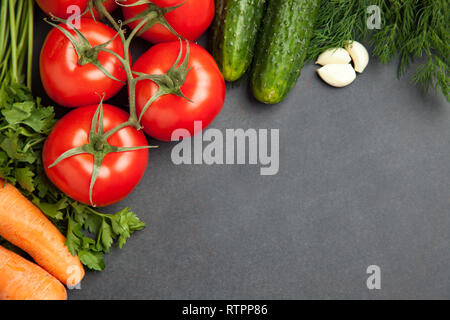 Arrangement mixte de légumes colorés, isolé sur fond gris ardoise foncé avec copie espace vide. banner Banque D'Images