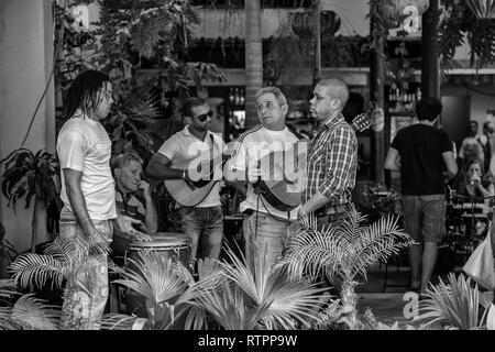 La Havane, Cuba - 06 janvier 2013 : une vue sur les rues de la ville avec des cubains. Des musiciens de rue prennent une pause. Banque D'Images