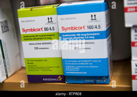 Paquets de Symbicort (budésonide/formotérol) les produits pharmaceutiques sur ordonnance photographié dans une pharmacie. Banque D'Images