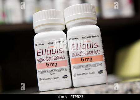 Bouteilles d'ELIQUIS (Apixaban) les produits pharmaceutiques sur ordonnance photographié dans une pharmacie. Banque D'Images
