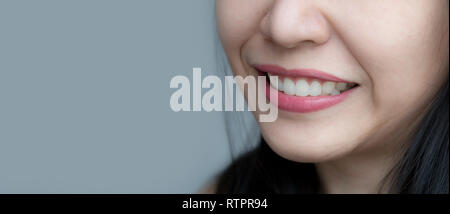 Photo de gros plan femme asiatique chinois Thai visage Maquillage féminin. Femme avec des lèvres rouge à lèvres rouge et blanc grand dentaire saine dents parfaites. Dental Banque D'Images