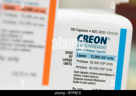 Bouteilles de Créon (pancrélipase) les produits pharmaceutiques sur ordonnance, fabriqué par Abbvie, photographié dans une pharmacie. Banque D'Images