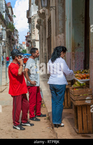 La Havane, Cuba - 24 janvier 2013 : une vue sur les rues de la ville avec des cubains. Les gens magasinent à un marchand. Banque D'Images