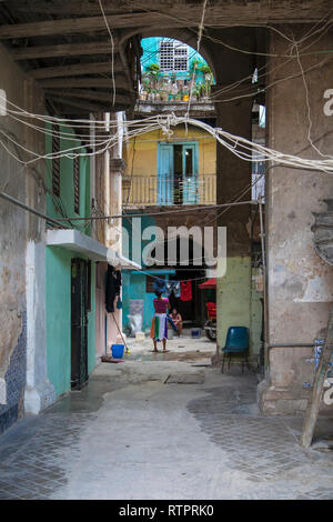 La Havane, Cuba - 24 janvier 2013 : une vue sur les rues de la ville avec des cubains. Une vue de l'arrière-cour de la maison. Banque D'Images