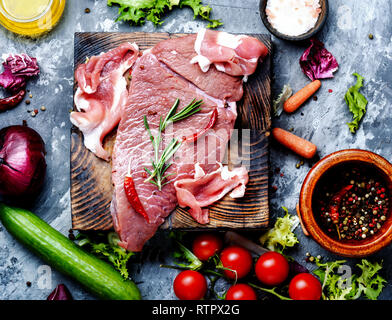 La viande fraîche avec les ingrédients pour la cuisson.raw meat Banque D'Images