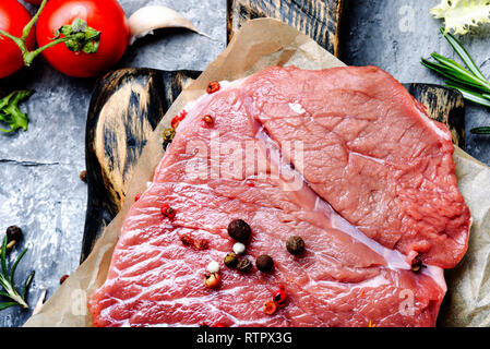 La viande fraîche avec les ingrédients pour la cuisson.raw meat Banque D'Images