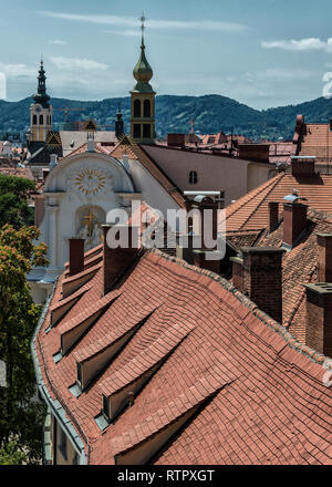 Vue sur la vieille ville de Graz avec l'église Dreifaltigkeitskirche au milieu de l'escalier du Château de Schlossberg Hill. Graz, Autriche Banque D'Images