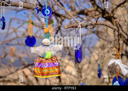 Arbre généalogique Public décoré de mauvais Œil et poupée pendentifs et autres ornements sur un côté de la route de la Cappadoce. Arrière-plan flou de la formation de la roche locale Banque D'Images