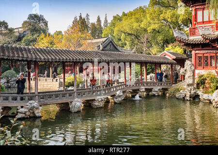 29 Novembre 2018 : Shanghai, Chine - Le couloir de l'eau de Jade pont sur un lac dans le Jardin Yu, une partie de la vieille ville de Shanghai. Banque D'Images