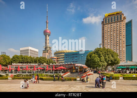 1 décembre 2018 : Shanghai, Chine - café sur la rive est de la rivière Huangpu, Pudong, Shanghai, avec un paysage dominé par l'Oriental Pearl Tower. Banque D'Images