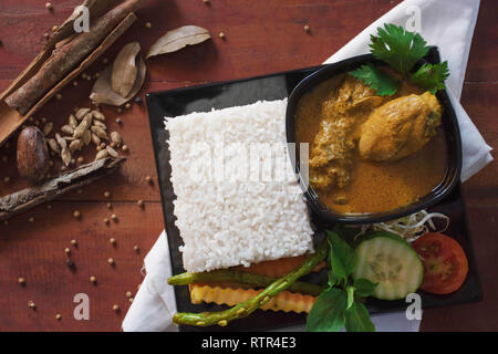 Curry de poulet, est un aliment à base de poulet aux herbes et épices imbibé de sauce, présentant à la hausse, germes de haricots, tomates, concombres, carot et bea Banque D'Images