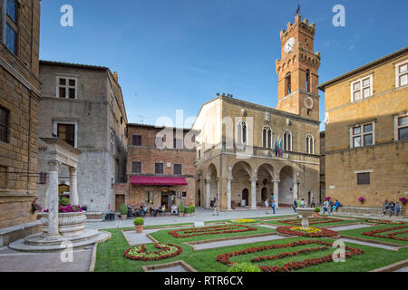 Pienza, Toscane/Italie - 10 mai 2016 : La Piazza Pio II, place avec fontaine idyllique, l'hôtel de ville et un petit café maison à Pienza. Banque D'Images