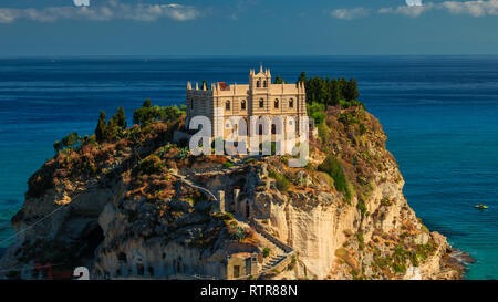 Sanctuaire de l'église du monastère Santa Maria dell'Isola sur top rock Mer Tyrrhénienne et le vert des palmiers, ciel bleu nuages blancs en été clair Banque D'Images