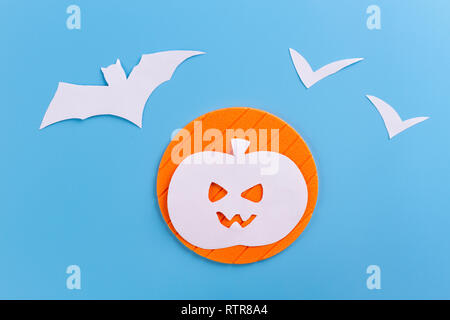 Décorations Halloween sur fond 711-2. les chauves-souris en papier Banque D'Images