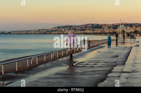 NICE, FRANCE - 30 octobre 2014 : Vieil homme marchant le long de la Promenade des Anglais à Nice Matin Banque D'Images