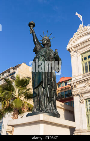 NICE, FRANCE - 30 octobre 2014 : Réplique de la Statue de la Liberté à New York, a dévoilé à Nice Banque D'Images