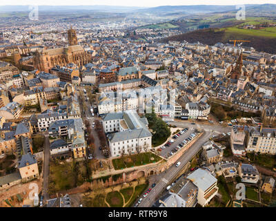 Vue aérienne de la ville de Rodez avec une tour de la cathédrale de spire et de l'église de Saint Amans dans journée d'automne Banque D'Images