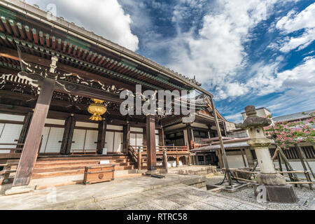 Honden ou Butsuden (Hall principal) à Otani Honbyo (Mausolée) 'Ootani Otani Gohonbyo' inscription en Ishidoro (lanterne de pierre). Situé à Kyoto, Japon Banque D'Images