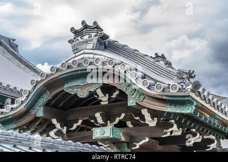 Détail de toit Honden ou Butsuden (Hall principal) à Otani Honbyo (Mausolée Otani) Gohonbyo "Ootani'. Situé à Kyoto, Japon Banque D'Images