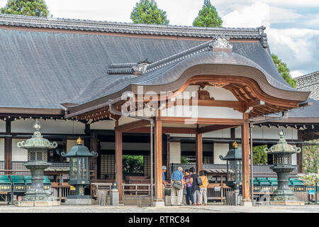 Kyoto, Japon - 22 août 2017 : Les gens priaient à Meicho-do de Otani mausolée. Situé à Kyoto, Japon Banque D'Images