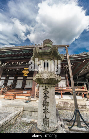 La lanterne de pierre (Ishidoro) avec 'Ootani Gohonbyo' inscription sculptée en face de Honden ou Butsuden (Hall principal) à Otani Honbyo (Mausolée) Localiser Otani Banque D'Images