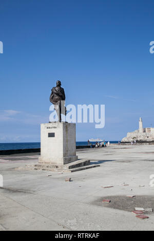 La Havane, Cuba - 20 janvier 2013 : Vues de centre-ville de places et de rues. Statue de Miranda au premier plan. Une vue sur la mer et le phare de Banque D'Images