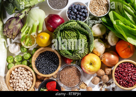 Contexte de l'alimentation saine et propre de manger avec des fruits, légumes, légumes feuilles, superfood. Soft focus. Banque D'Images
