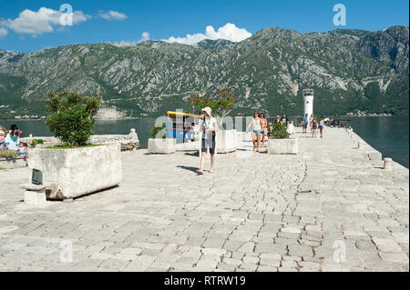 L'île de GOSPA OD ŠKRPJELA artificiel à Perast, baie de Kotor, Monténégro, Europe Banque D'Images