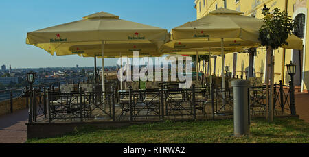 NOVI SAD, SERBIE - 21 septembre 2018 : restaurant à l'extérieur de la forteresse de Petrovaradin Banque D'Images